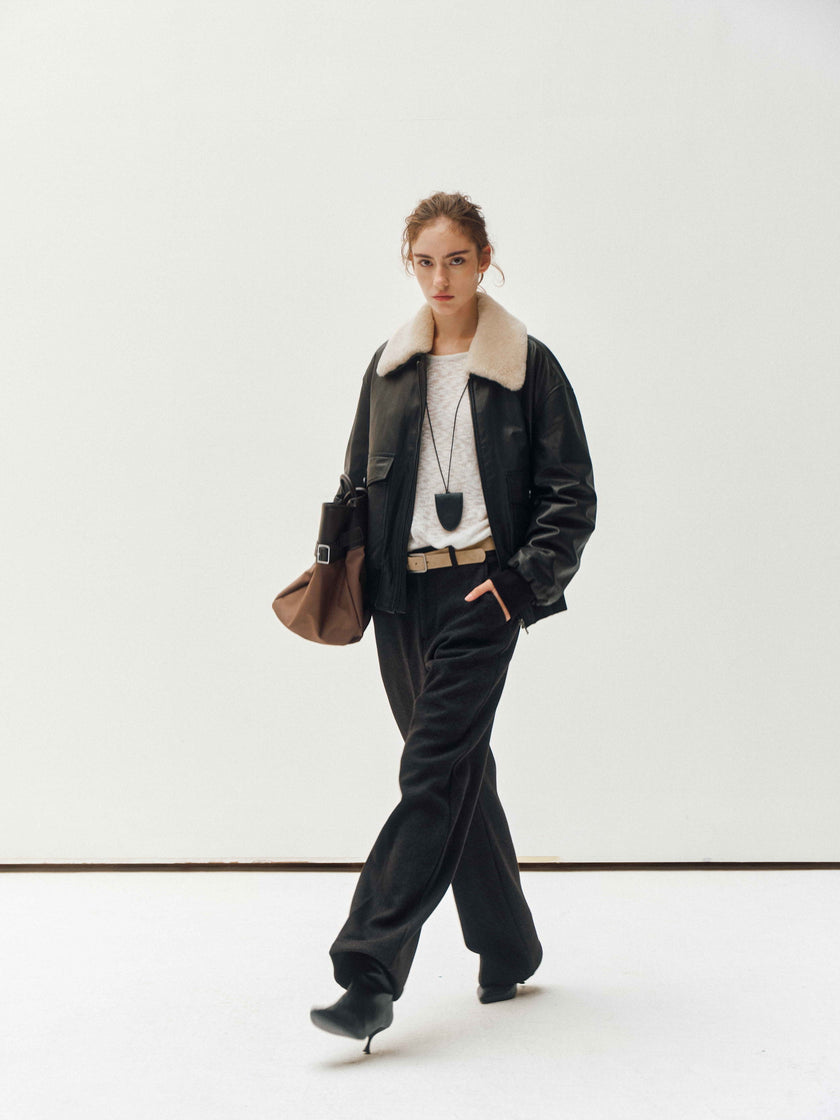 Veste en cuir avec col en peau lainée