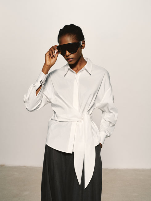 Camisa con nudo esculpido