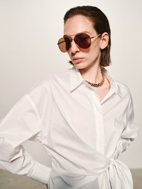 Camisa con nudo esculpido