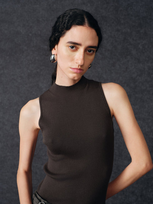Brume Top acanalado con cuello alto falso