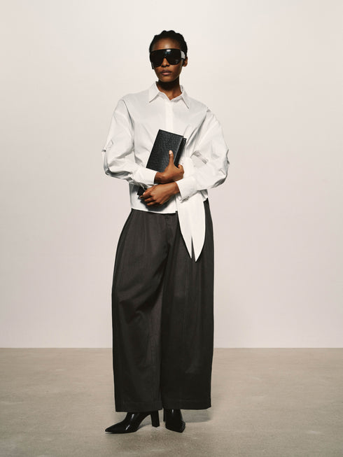 Camisa con nudo esculpido