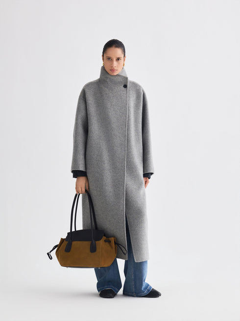 Asymmetrischer Mantel mit hohem Kragen
