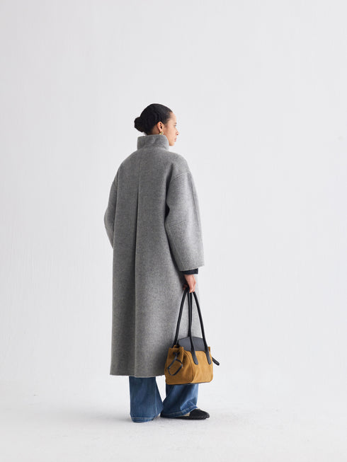 Asymmetrischer Mantel mit hohem Kragen