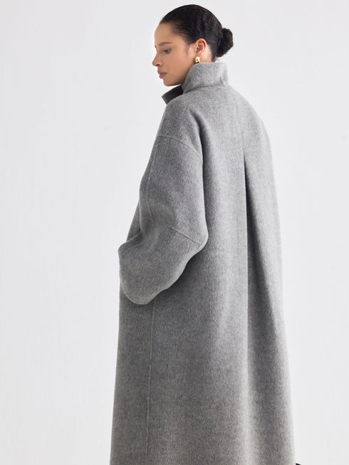 Asymmetrischer Mantel mit hohem Kragen