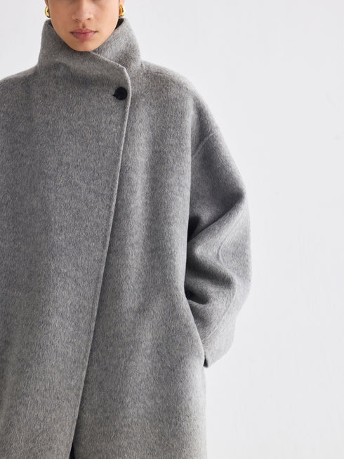 Asymmetrischer Mantel mit hohem Kragen