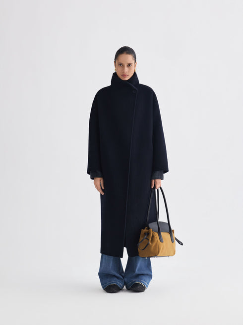 Asymmetrischer Mantel mit hohem Kragen