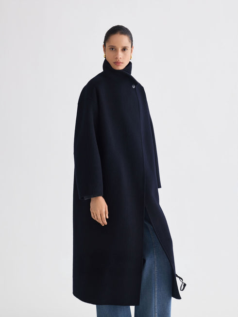 Asymmetrischer Mantel mit hohem Kragen