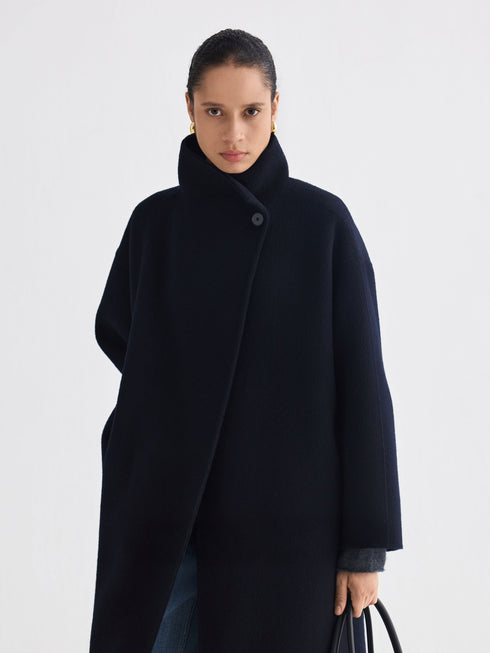 Asymmetrischer Mantel mit hohem Kragen