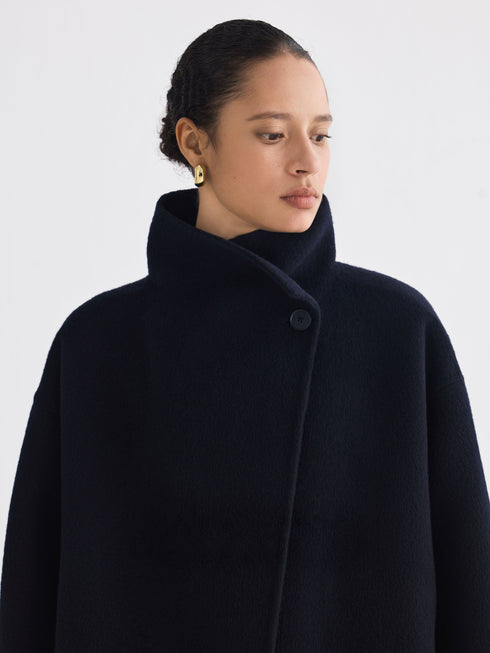 Asymmetrischer Mantel mit hohem Kragen