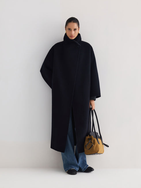 Asymmetrischer Mantel mit hohem Kragen