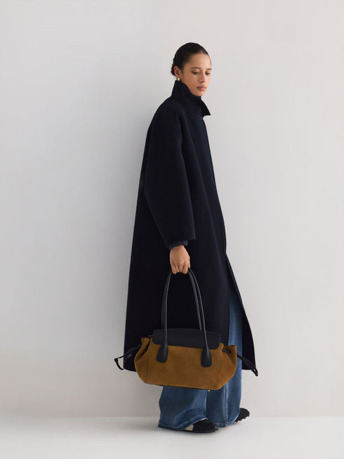 Asymmetrischer Mantel mit hohem Kragen