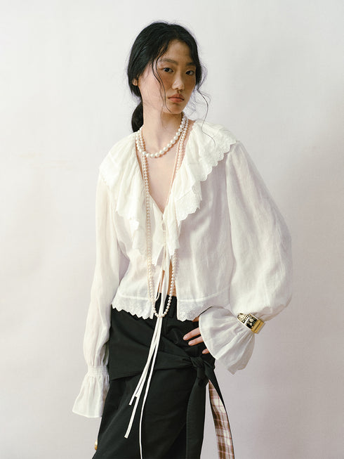 Blusa con fruncido y volantes color marfil