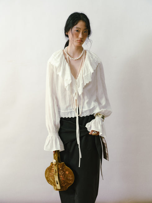 Blusa con fruncido y volantes color marfil