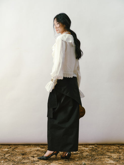 Blusa con fruncido y volantes color marfil