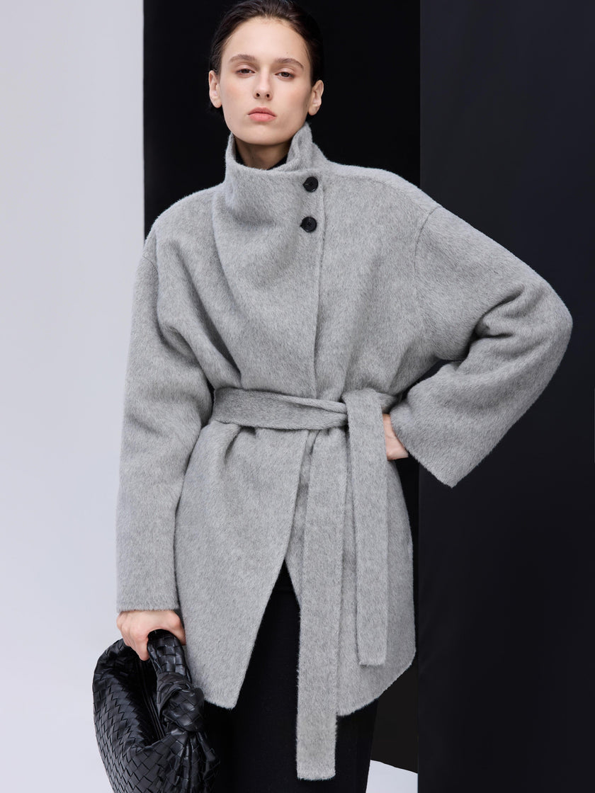 Manteau en laine ceinturé à col montant