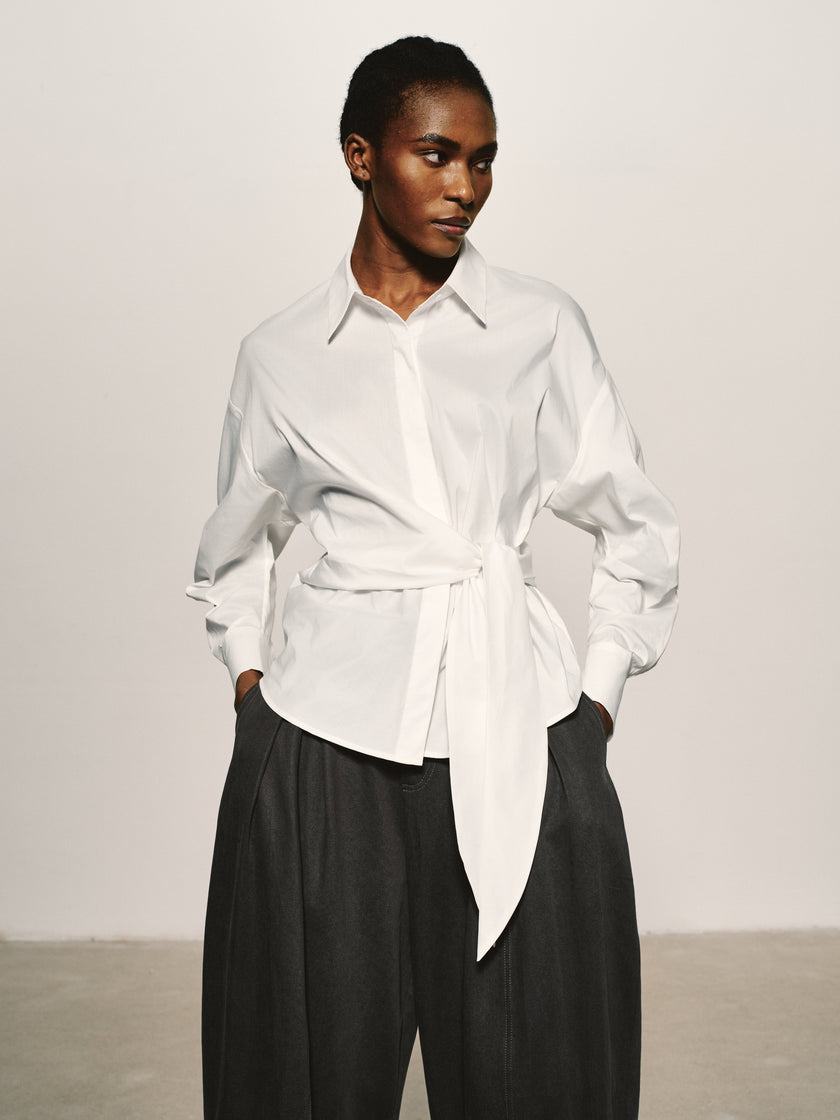 Camisa con nudo esculpido