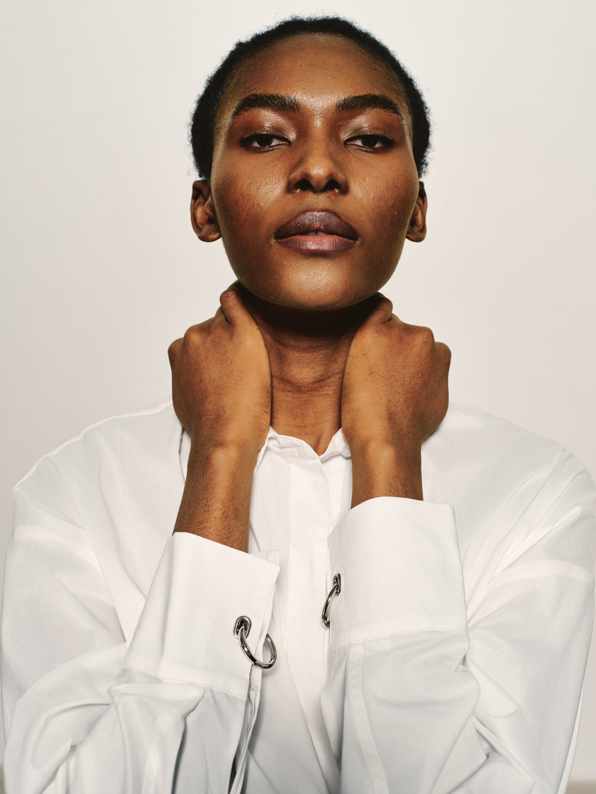 Camisa con nudo esculpido