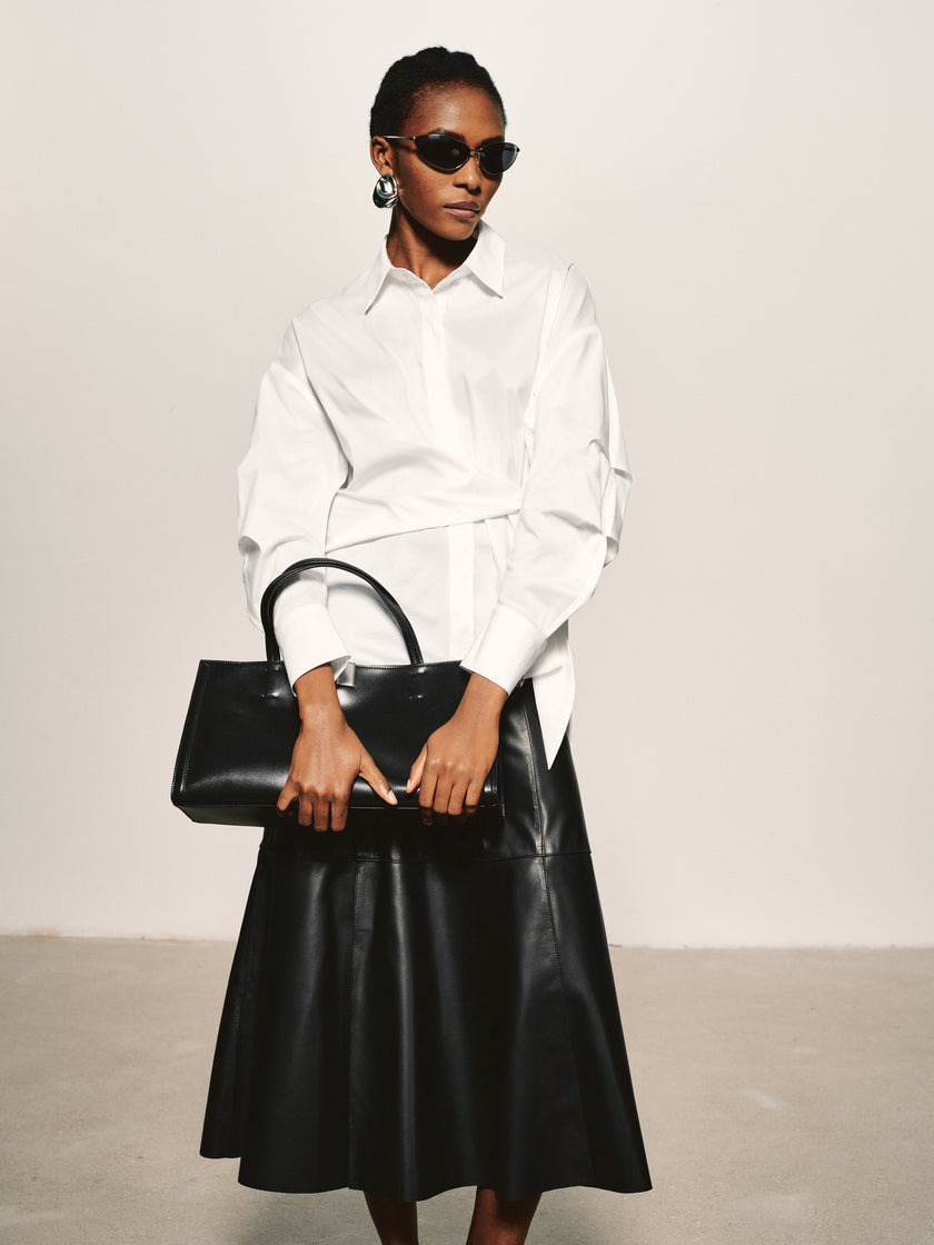 Camisa con nudo esculpido