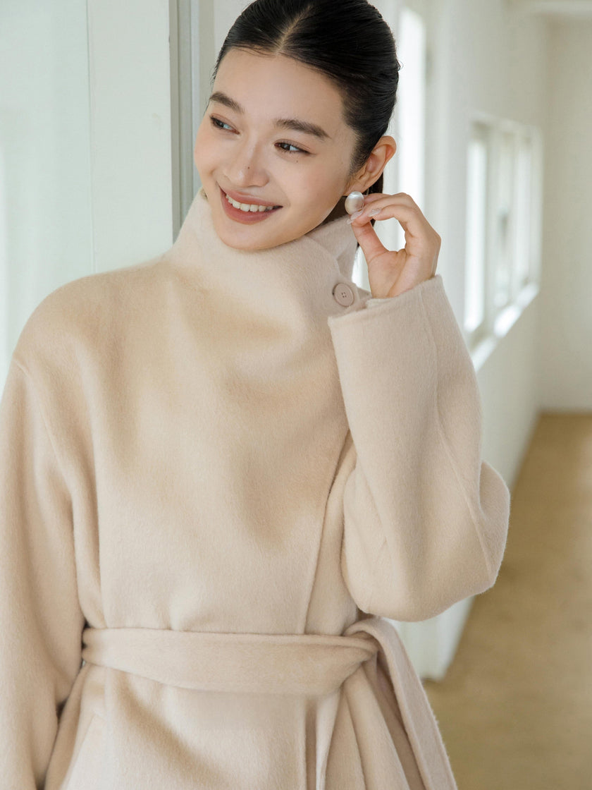 Manteau en laine ceinturé à col montant