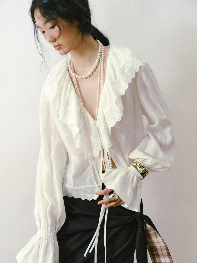 Blusa con fruncido y volantes color marfil