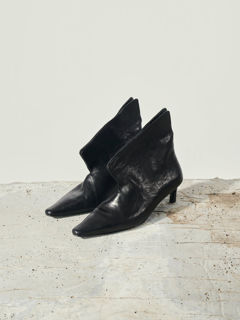 Yrsa Stiefel mit V-Ausschnitt