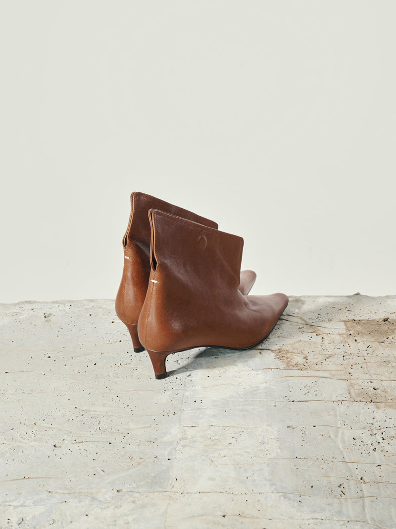 Yrsa Stiefel mit V-Ausschnitt
